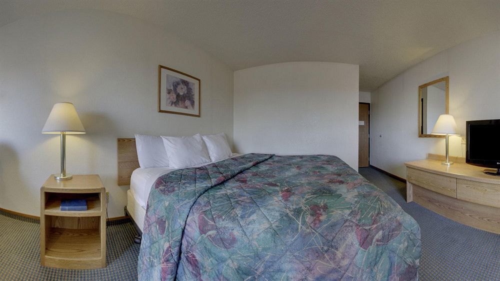 Super 8 By Wyndham Hays Ks Hotel Exterior photo
